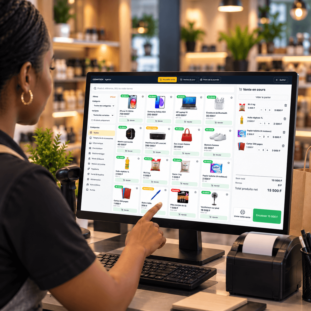Commerçante utilisant l’écran tactile de la caisse ColiExpress POS
